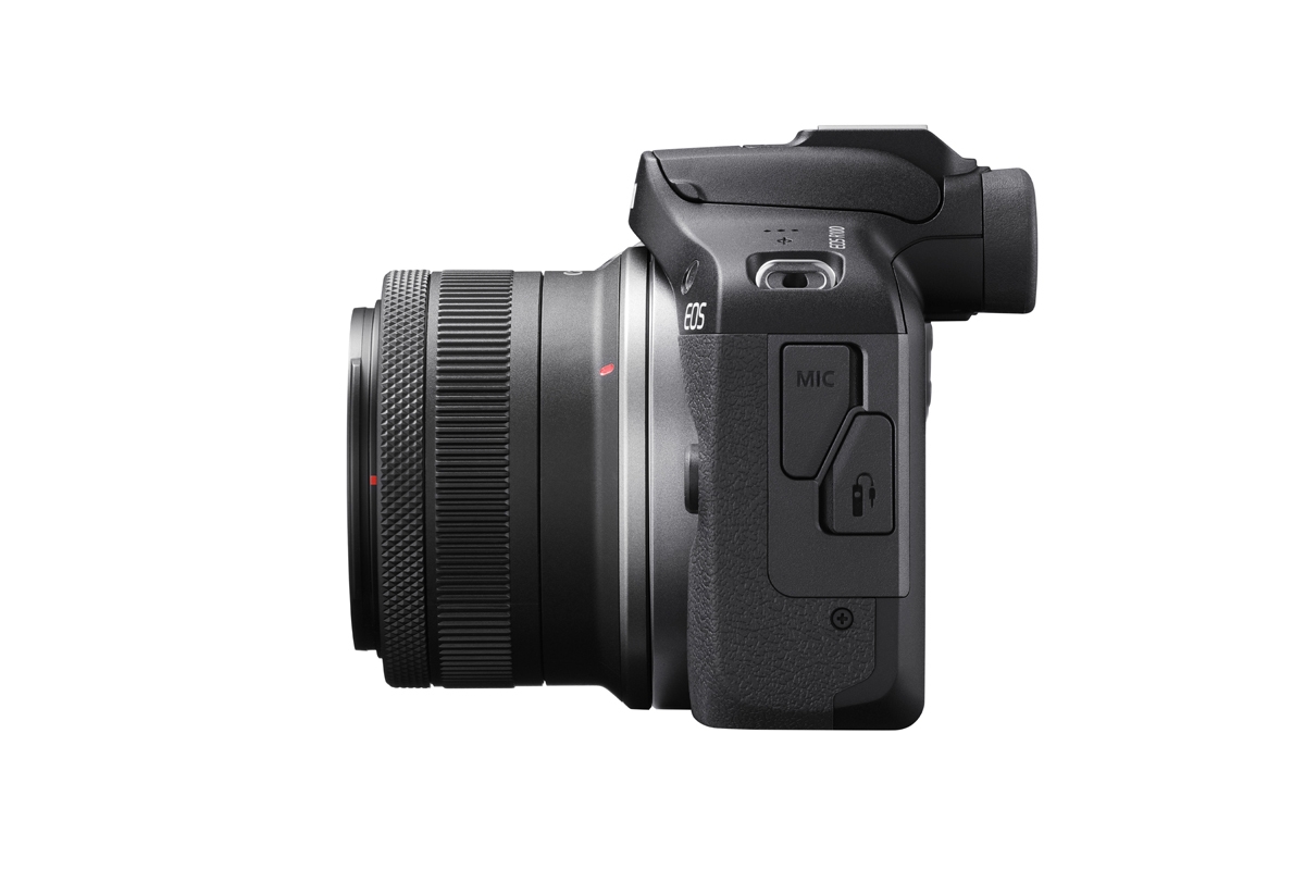 Canon EOS R50 spiegellose APS-C-Systemkamera in Schwarz mit Objektiv – Seitenansicht