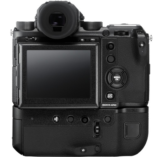 Rückansicht einer schwarzen Fujifilm GFX Mittelformatkamera mit montiertem vertikalem Multifunktions-Batteriegriff, großem LCD-Display, runder Augenmuschel am Sucher und diversen Bedienelementen, freigestellt vor weißem Hintergrund.