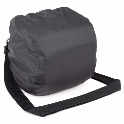 Schräge Rückansicht einer schwarzen Think Tank Mirrorless Mover Kameratasche vor weißem Hintergrund, die vollständig von einer passgenauen, nahtversiegelten schwarzen Regenschutzhülle (Rain Cover) umhüllt ist, wobei der Schultergurt frei zugänglich bleibt