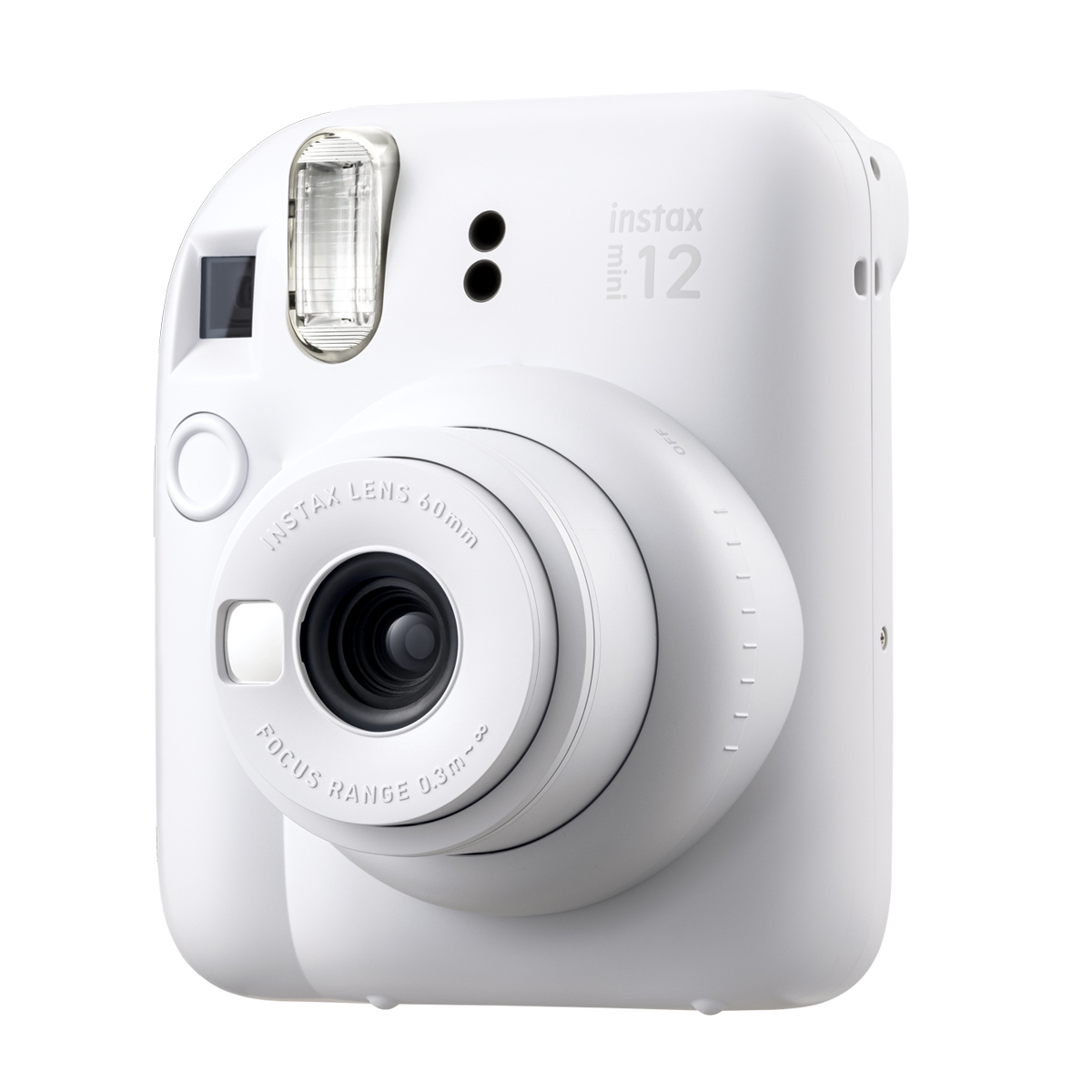 Eine schräge Dreiviertelansicht der weißen Fujifilm Instax Mini 12 Sofortbildkamera vor weißem Hintergrund mit direktem Blick auf das ausgedrehte Objektiv mit der Aufschrift „INSTAX LENS 60mm“, den integrierten vertikalen Blitz, den kleinen Selfie-Spiegel