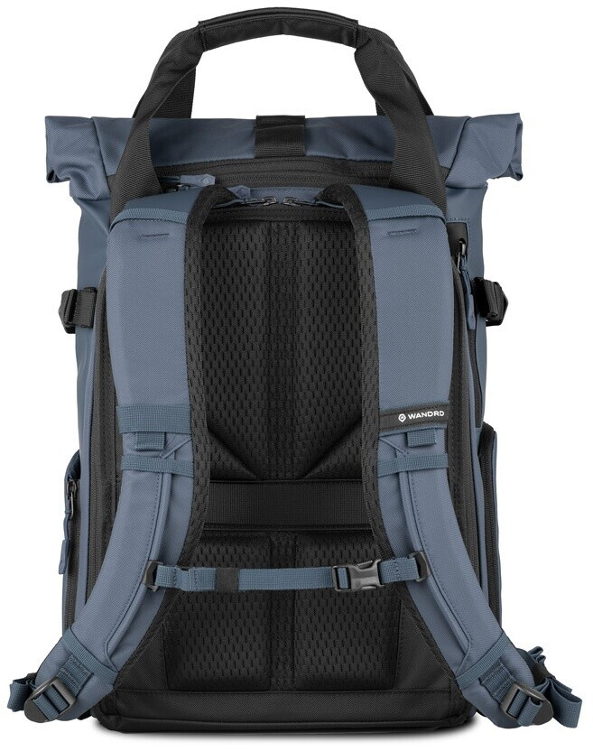 Rückansicht des geschlossenen WANDRD PRVKE Fotorucksacks in Blau vor weißem Hintergrund mit ergonomisch gepolsterten Schultergurten, verstellbarem Brustgurt, atmungsaktivem Mesh-Rückenpolster und robusten Tragegriffen.