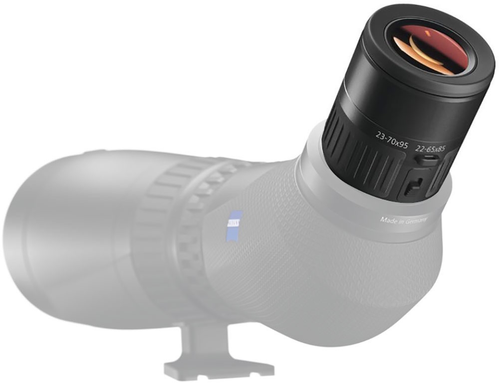 Ein schwarzes ZEISS Victory Harpia 22-65x / 23-70x Okular für Spektive, montiert auf einem schematisch ausgegrauten Spektivgehäuse vor weißem Hintergrund. Das Okular ist schräg nach oben gerichtet und zeigt einen breiten, geriffelten Einstellring mit den