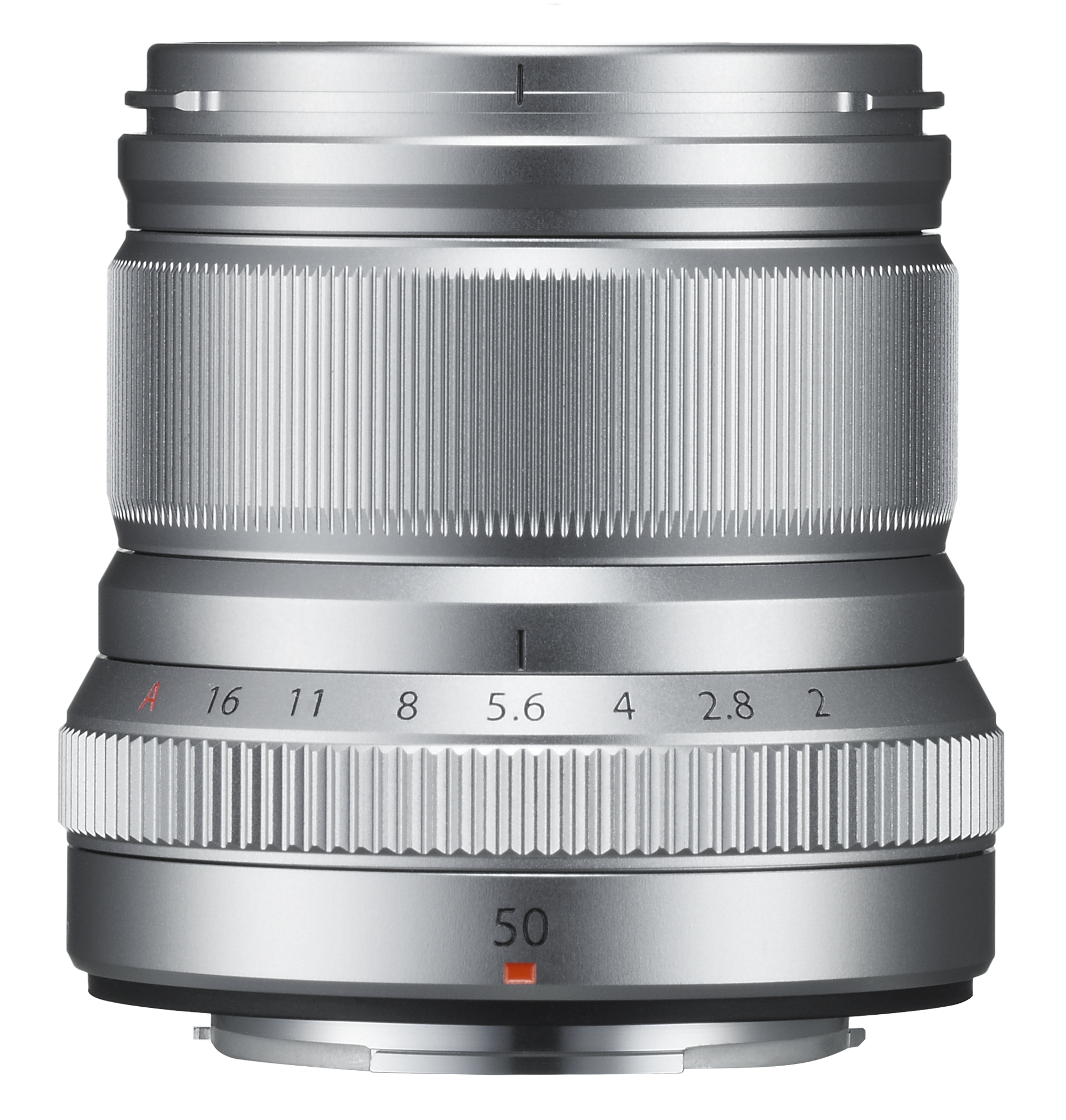 Silbernes Fujifilm Fujinon XF 50mm f/2 R WR Kameraobjektiv in der Seitenansicht vor weißem Hintergrund, mit Fokusring, Blendenring samt eingravierten Zahlenwerten und der roten Markierung für die Brennweite 50 mm an der Unterseite.