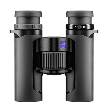 Ein kompaktes, anthrazitfarbenes ZEISS Victory SFL 8x30 Fernglas in der Frontalansicht, freigestellt auf einem weißen Hintergrund. Das Gehäuse zeigt das quadratische blaue ZEISS-Logo auf der oberen Brücke, direkt über dem großen, vertikal geriffelten Foku