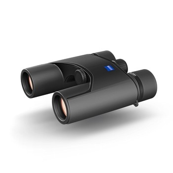 Schwarzes Zeiss Victory Pocket Fernglas in einer schrägen Ansicht von oben, flach liegend mit Blick auf die Objektivlinsen und das markante blaue Zeiss-Logo auf der Gehäuseoberseite, freigestellt vor weißem Hintergrund mit leichtem Schattenwurf.