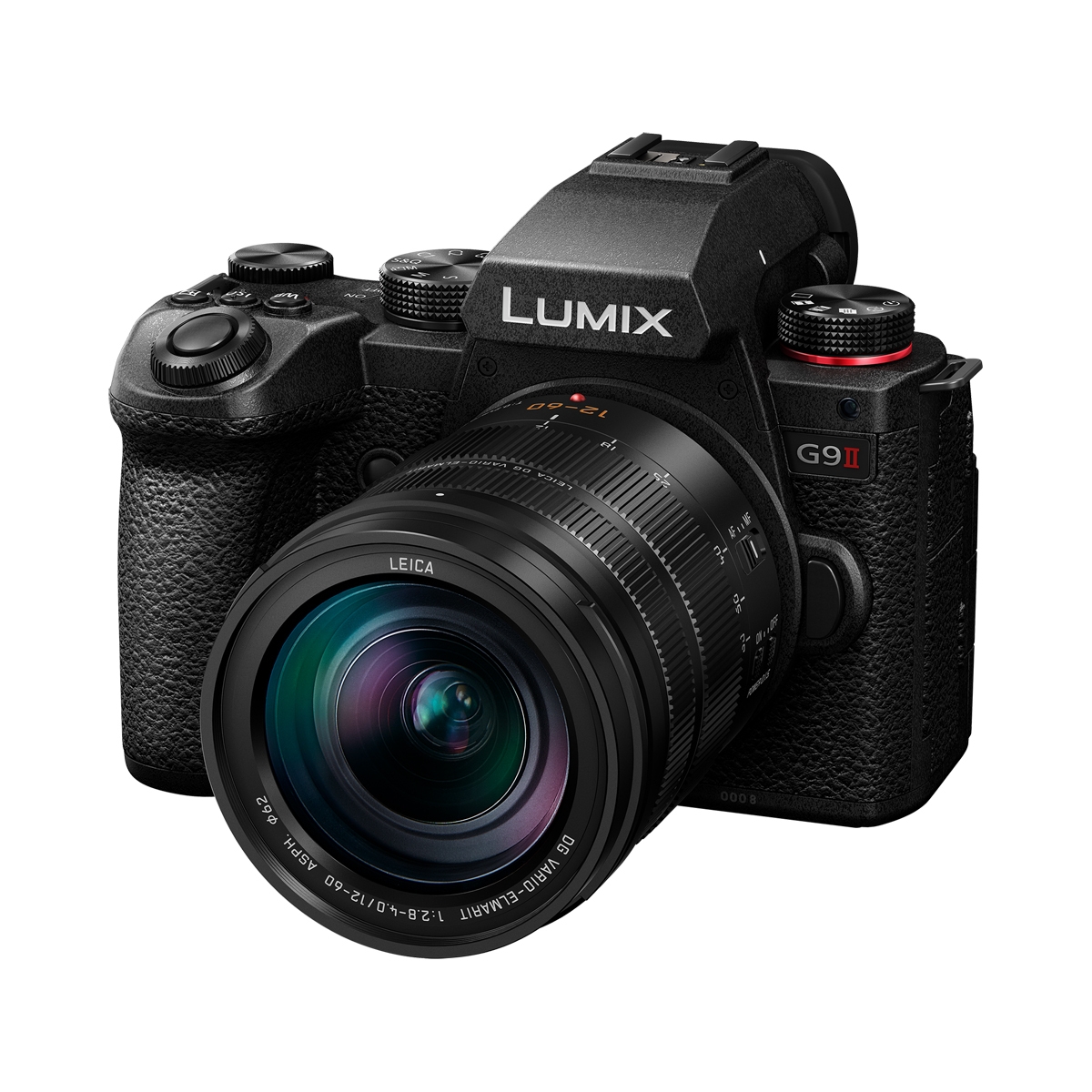 Schwarze Panasonic LUMIX G9 II Systemkamera mit angesetztem Zoomobjektiv, schräg von vorne auf weißem Hintergrund fotografiert.