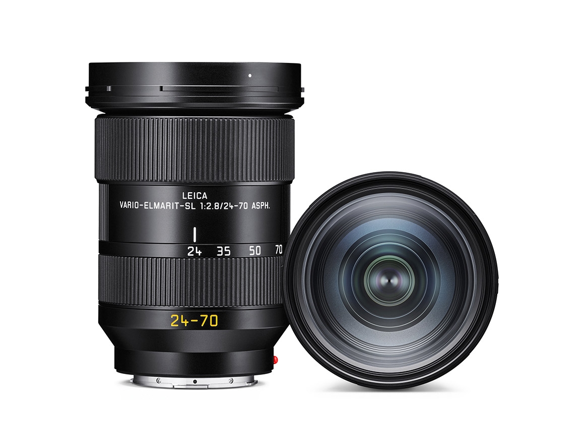 Schwarzes Leica Vario-Elmarit-SL 24–70-mm-Zoomobjektiv in Seitenansicht sowie separat in Frontansicht mit sichtbarer großer Frontlinse und Brennweitenskala vor weißem Hintergrund.
