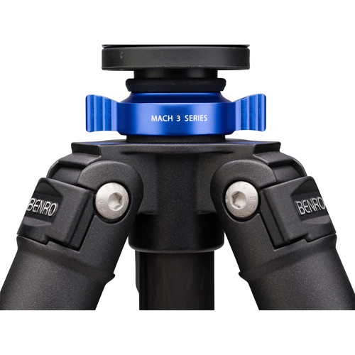 Detailansicht eines Benro MACH3 Series Dreibeinstativs mit blauem Arretierungsring, Stativaufnahme und stabilen Beinanschlüssen auf weißem Hintergrund.