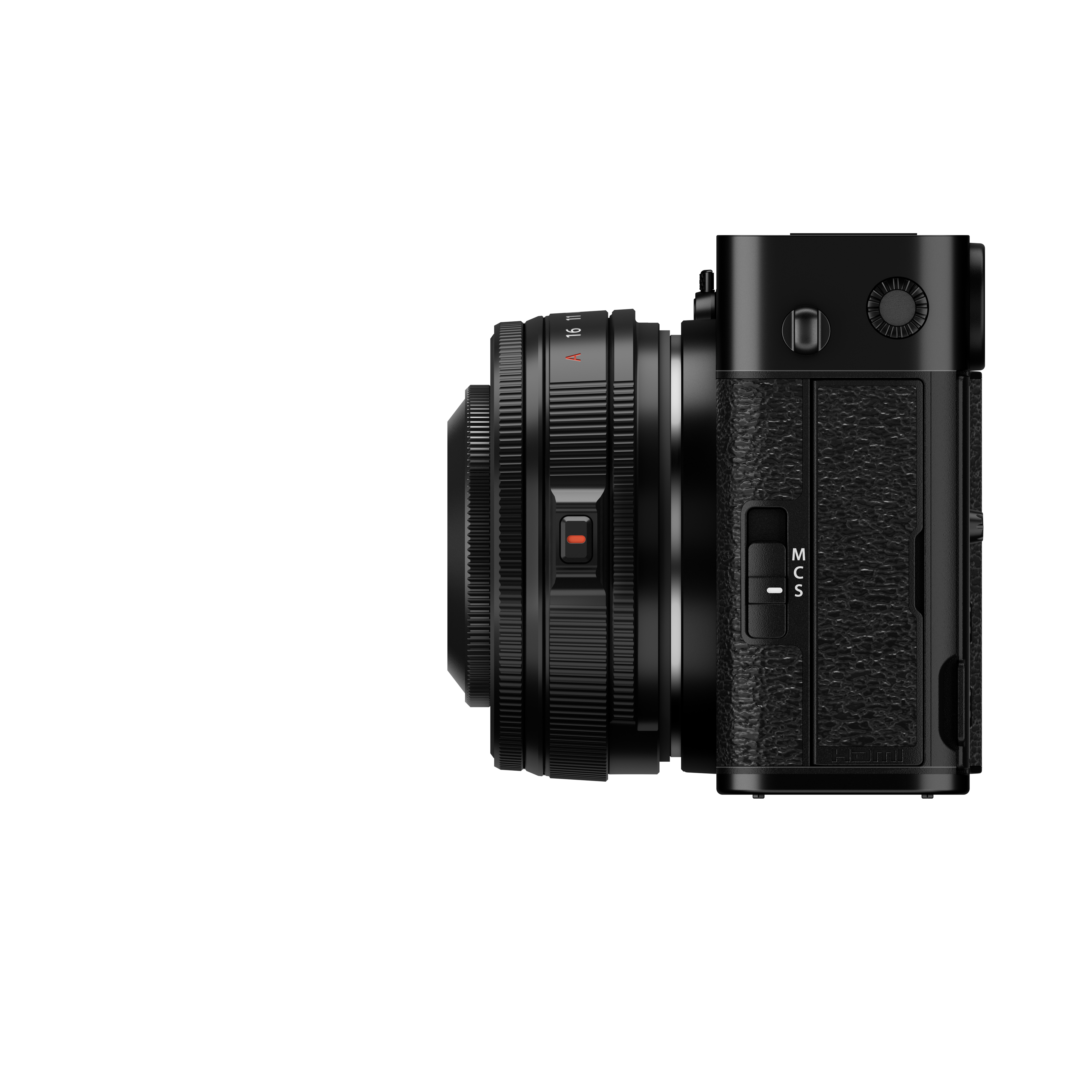 Schwarze spiegellose Systemkamera der Fujifilm X-E Serie in der linken Seitenansicht vor weißem Hintergrund, mit Fokus auf den Fokusmodus-Schalter (M, C, S) am strukturierten Kameragehäuse und ein angesetztes, kompaktes schwarzes Fujinon Objektiv.