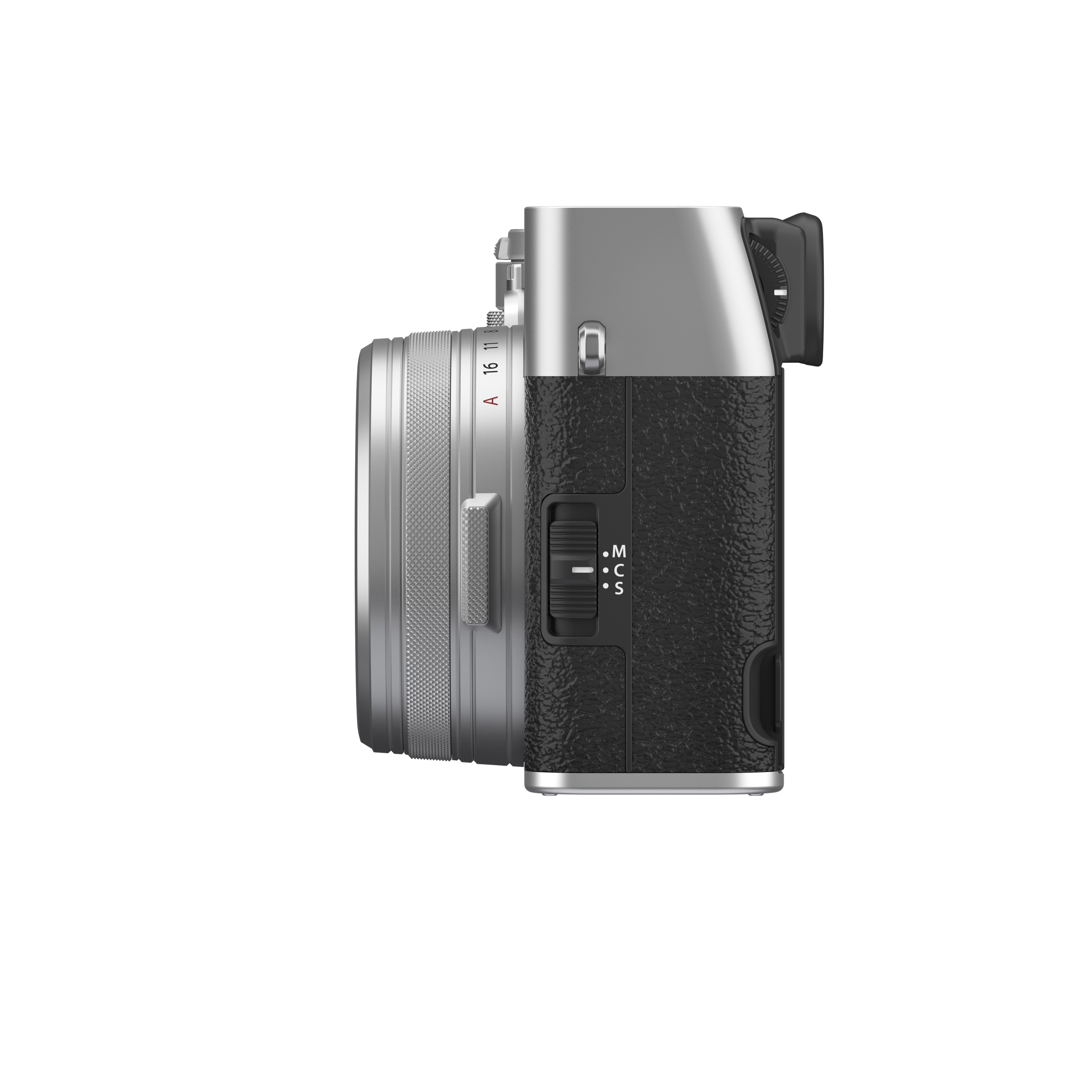 Silber-schwarze Fujifilm X100 Digitalkamera in der linken Seitenansicht vor weißem Hintergrund, mit Fokus auf den Fokusmodus-Schalter (M, C, S) am strukturierten Kameragehäuse und das flache, fest verbaute Objektiv mit silbernem Blendenring.