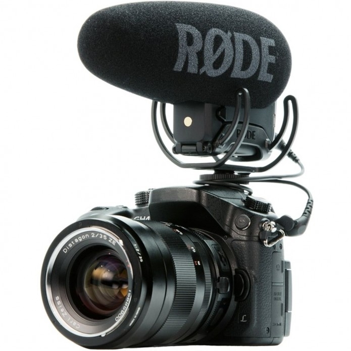 Eine schwarze Spiegelreflexkamera mit dem montierten Røde VideoMic Pro Richtmikrofon in einer schrägen Dreiviertelansicht vor weißem Hintergrund, wobei das Mikrofon im Blitzschuh sitzt, mit dem Audiokabel verbunden ist und ein Zeiss Distagon T* 35mm f/2 O