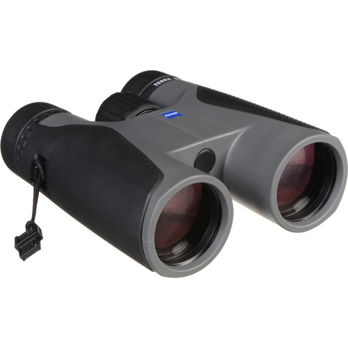 Ein zweifarbiges, grau-schwarzes ZEISS Terra ED Fernglas, schräg von vorne und oben fotografiert auf einem weißen Hintergrund. Die beiden großen Frontlinsen im Vordergrund weisen eine rötliche Antireflexbeschichtung auf. Das ergonomische Gehäuse zeigt das