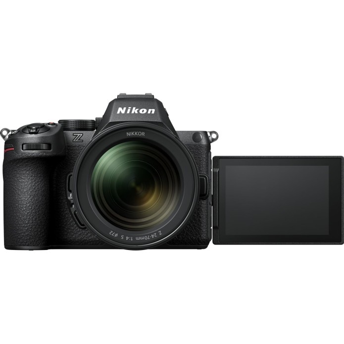 Direkte Frontansicht einer schwarzen Nikon Z6 II Systemkamera vor weißem Hintergrund mit montiertem NIKKOR Z 24-70mm f/4 S Zoom-Objektiv und einem seitlich vollständig nach rechts ausgeklappten, dunklen LCD-Display.