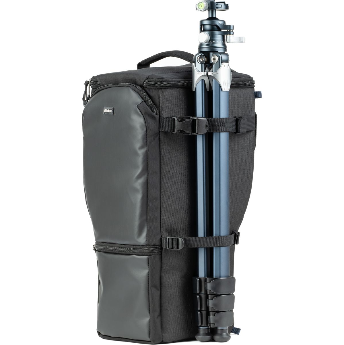 Schwarzes Kamera-Holster mit seitlich befestigtem Reisestativ und mehreren Sicherungsgurten.