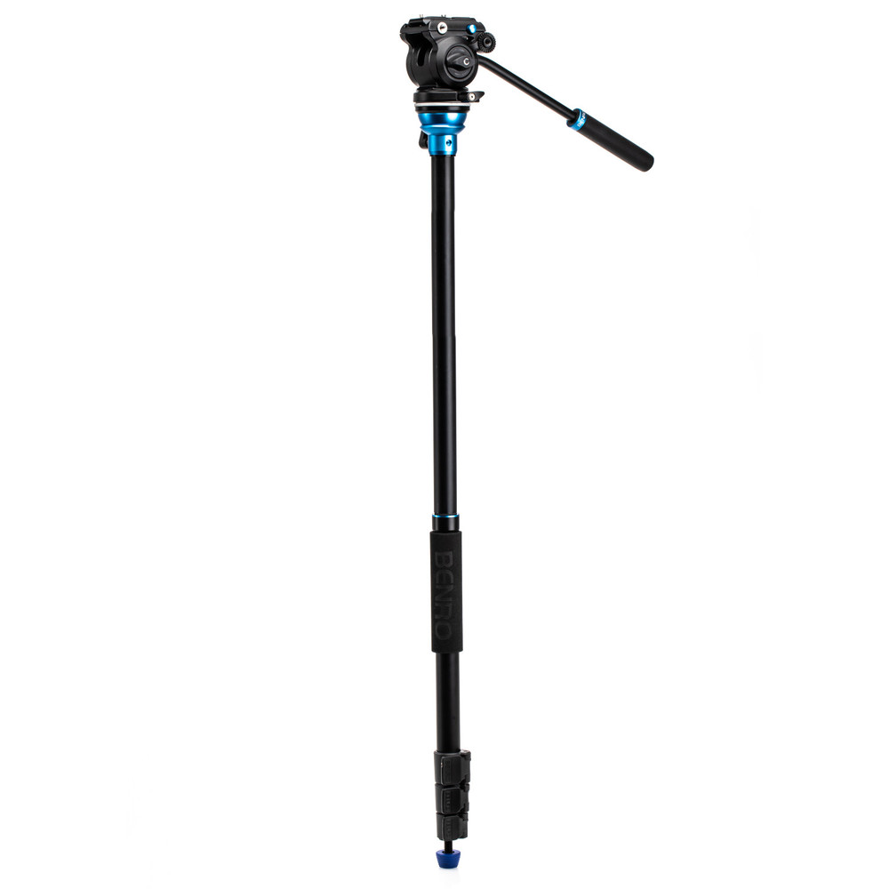 Ein voll ausgezogenes, schwarzes Video-Einbeinstativ aus dem Benro Aero 2 PRO Alu-Videostativkit (aufgebaut im Einbeinstativ-Modus), mittig vor einem rein weißen Hintergrund fotografiert. Am oberen Ende ist eine eloxierte, blaue Nivellierbasis angebracht,