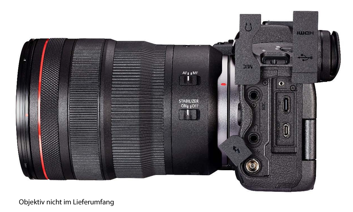 Canon EOS R5 mit angesetztem RF-Zoomobjektiv – Seitenansicht mit geöffneten Anschlüssen