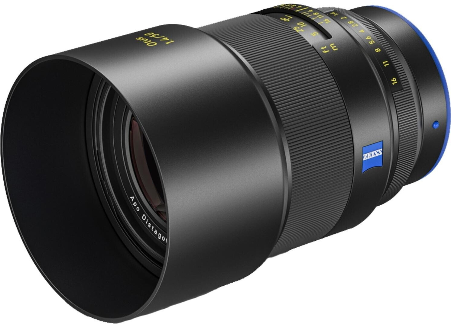 Das hochwertige, mattschwarze ZEISS Otus 1.4/50 Premium-Objektiv (Apo Distagon 1.4/50 T*) mit montierter, zylindrischer Gegenlichtblende, schräg von vorne rechts vor einem rein weißen Hintergrund fotografiert [image_0SNpPg.png]. Durch die lange, schwarze