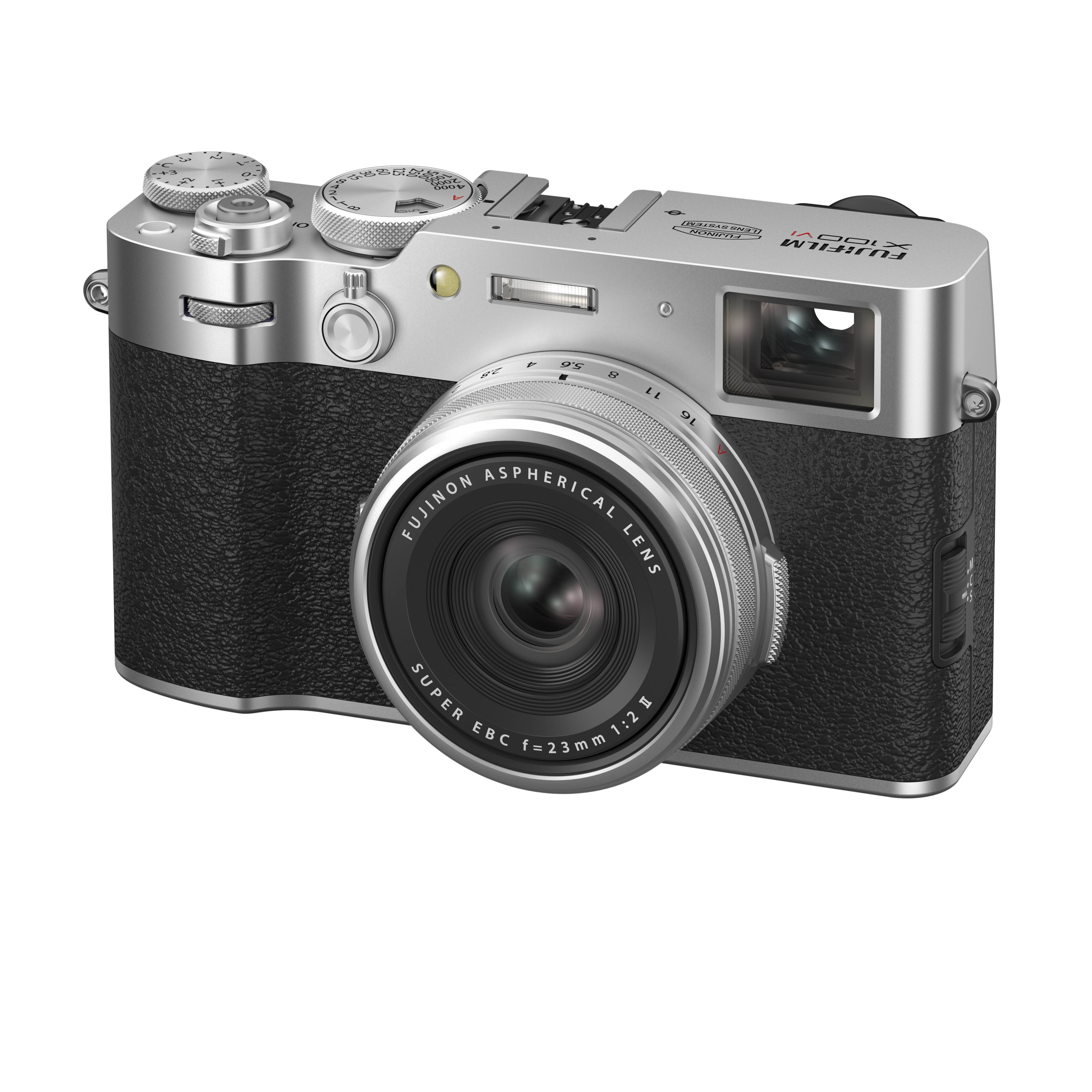 Silber-schwarze Fujifilm X100V Digitalkamera in der schrägen Vorderansicht vor weißem Hintergrund, mit dem integrierten silbernen Fujinon 23mm f/2 Objektiv, dem optischen Sucherfenster, dem eingebauten Blitz und den Einstellrädern auf der silbernen Gehäus