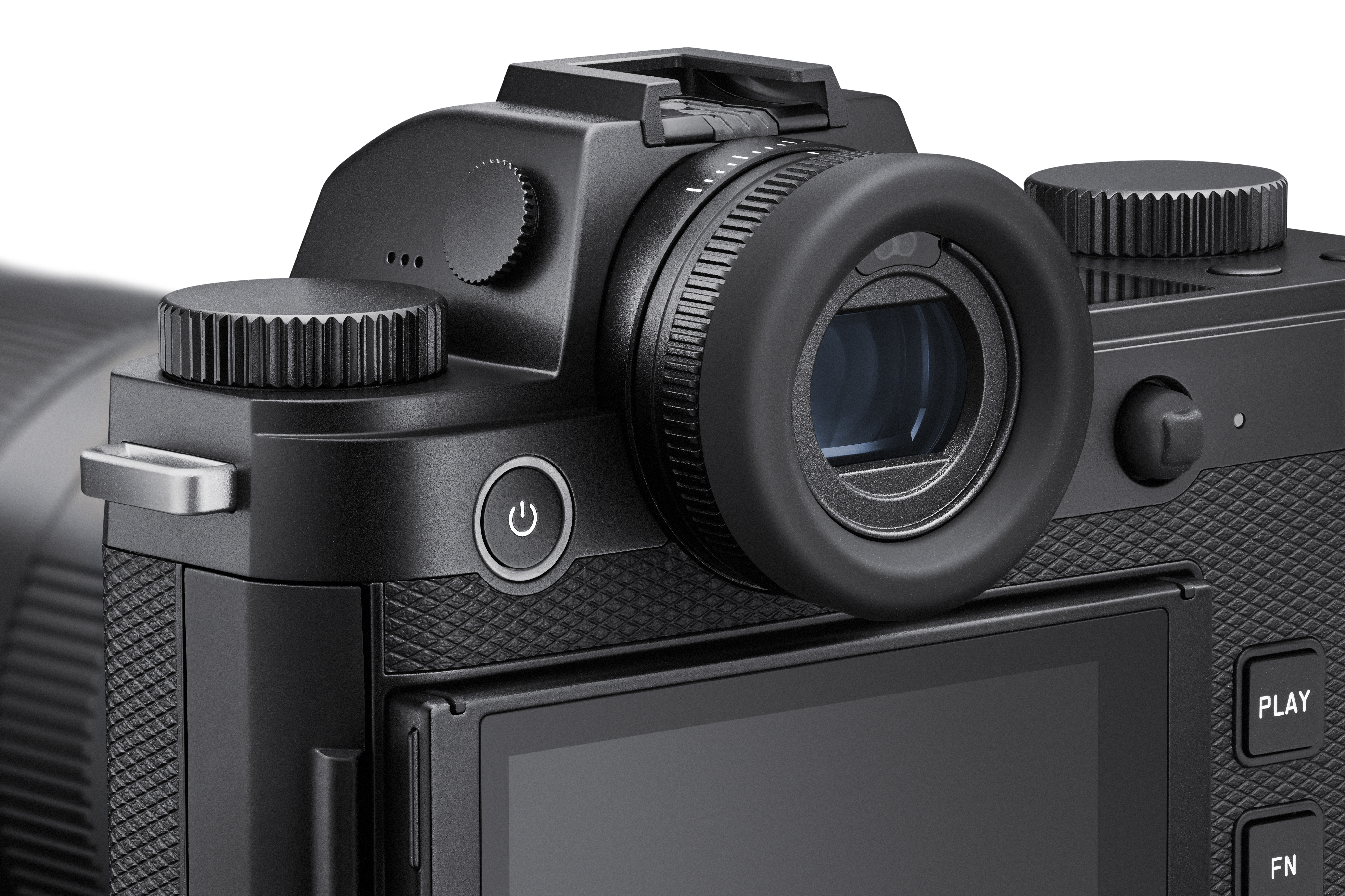 Eine detailreiche Nahaufnahme der Gehäuserückseite der mattschwarzen Leica SL3 Vollformat-Systemkamera mit direktem Blick auf den großen, runden elektronischen Sucher (EVF) mit Gummiaugenmuschel, das markante, beleuchtete Power-Symbol der Einschalttaste a