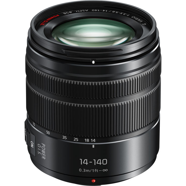 Perspektivische Frontansicht des schwarzen Panasonic Lumix G Vario 14-140mm f/3.5-5.6 II ASPH. Power O.I.S. Zoomobjektivs für Micro-Four-Thirds-Kameras (MFT) mit sichtbarem Zoomring, Brennweitenmarkierungen und Power O.I.S. Schalter auf weißem Hintergrund