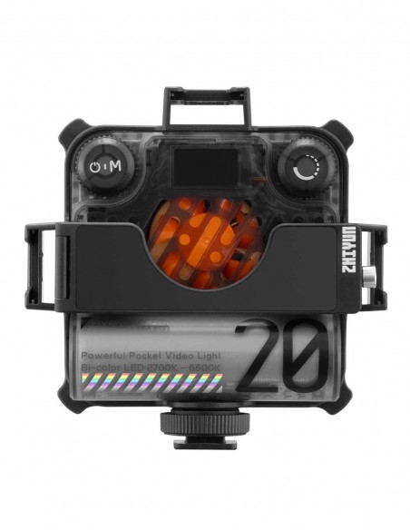 Die Rückansicht eines quadratischen, kompakten Zhiyun Fiveray M20 LED-Videolichts in Schwarz vor einem weißen Hintergrund. Das Gerät steckt in einer modular erweiterbaren Halterung (Extension Bracket) mit seitlichen Ösen und einem Blitzschuhadapter an der