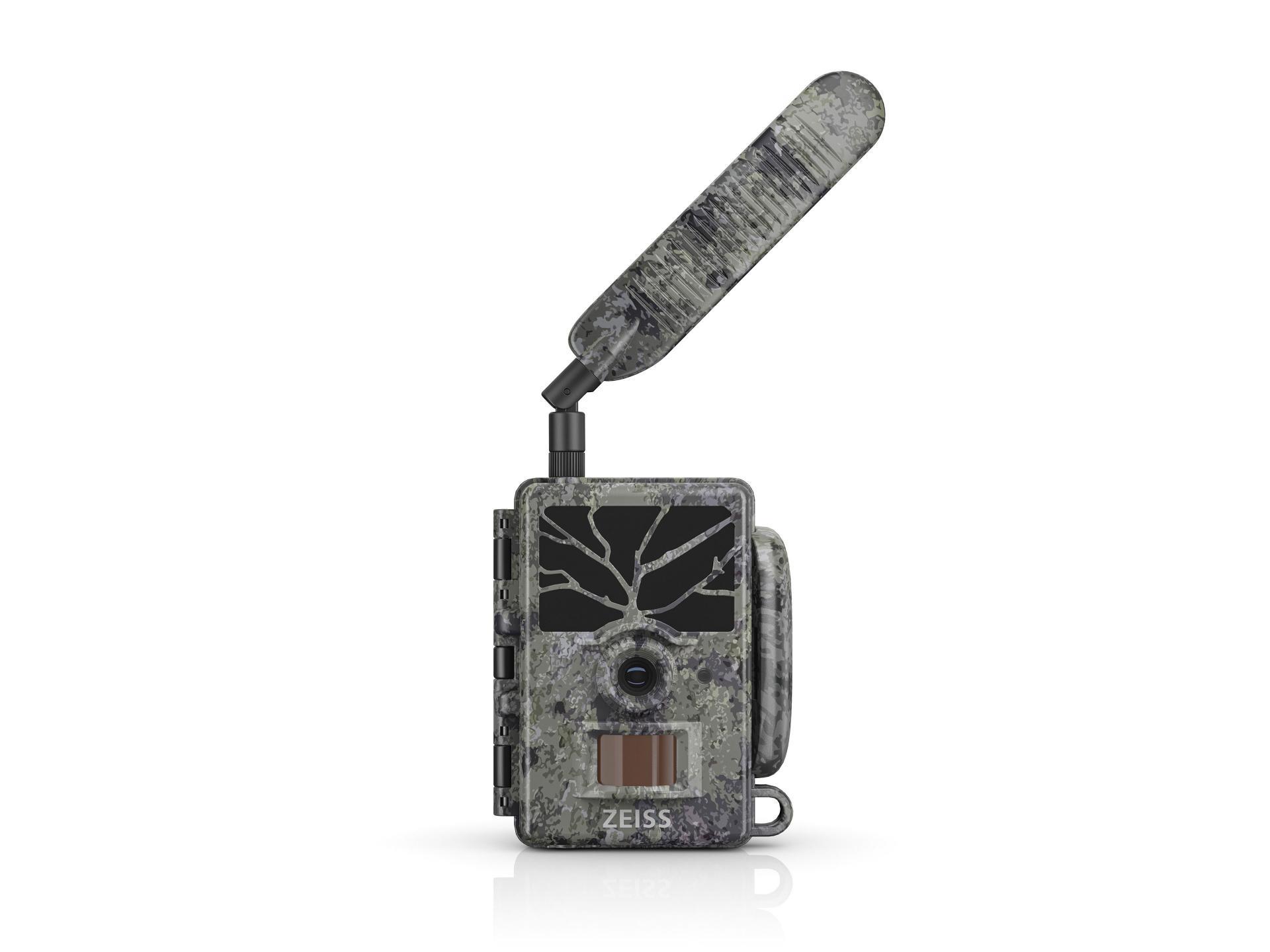 ZEISS Secacam 1 Wildkamera in Camouflage-Optik mit montierter, schräg aufgerichteter Antenne vor weißem Hintergrund.