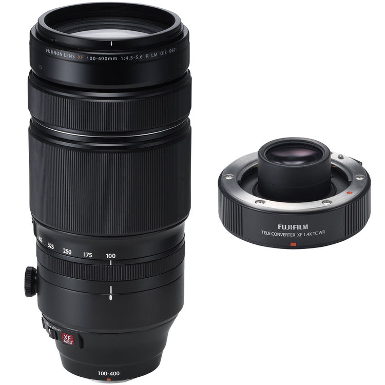 Ein schwarzes Fujifilm XF 100-400mm f/4.5-5.6 R LM OIS WR Telezoom-Objektiv, stehend in einer Dreiviertelansicht präsentiert, daneben liegt der passende schwarze Fujifilm Telekonverter XF 1.4x TC WR mit sichtbarem Bajonettanschluss auf weißem Hintergrund.