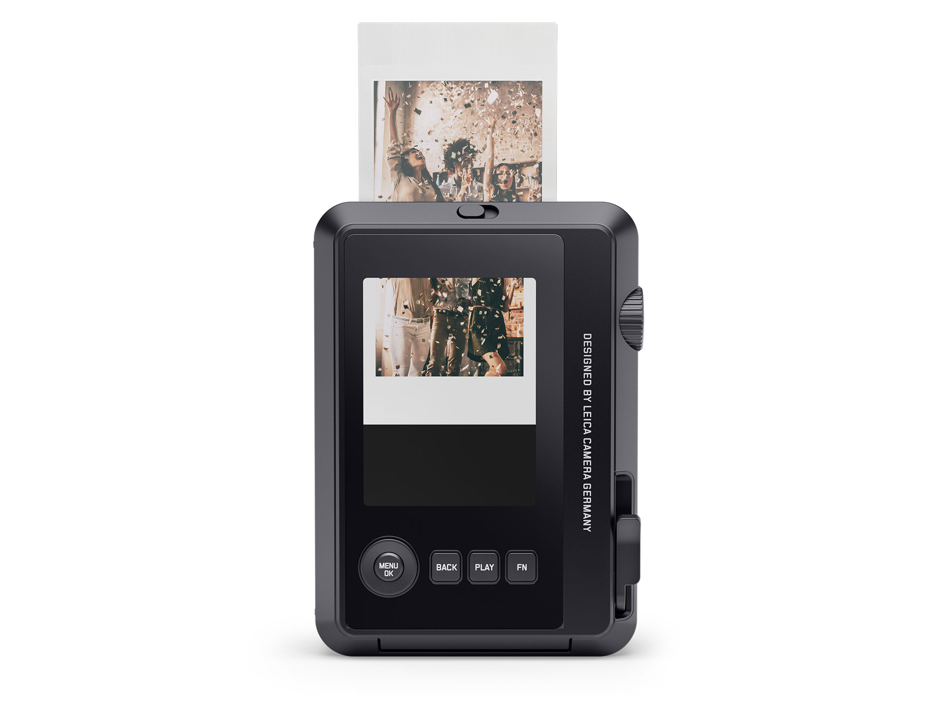 Eine schwarze Leica Sofort 2 Hybrid-Sofortbildkamera, von hinten auf weißem Hintergrund fotografiert. Auf dem eingebauten Display wird die Vorschau eines Fotos angezeigt, das zwei Personen zeigt. Oben fährt das fertig gedruckte Sofortbild im Hochformat au