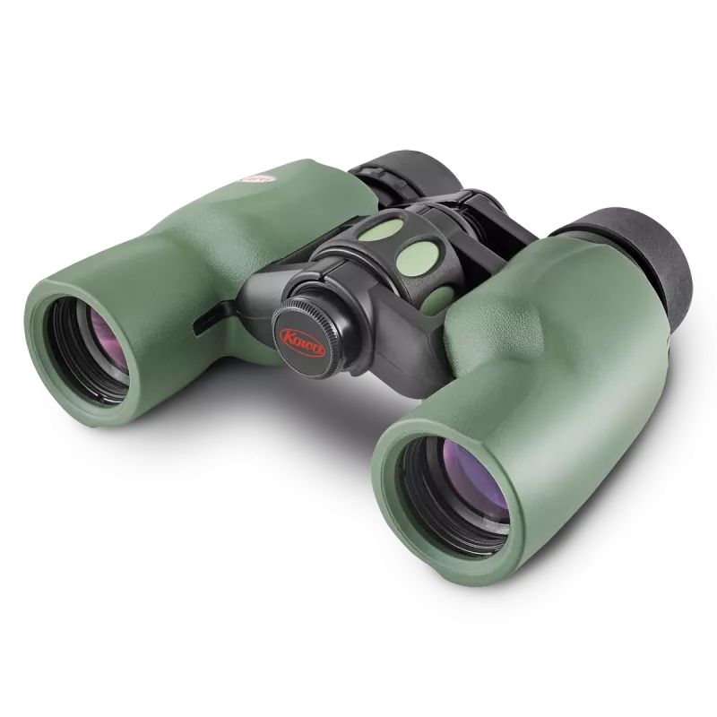 Ein olivgrünes Kowa YF II Porro-Prismen-Fernglas in einer schrägen Draufsicht von vorne links, freigestellt auf weißem Hintergrund. Die beiden großen Objektivlinsen im Vordergrund lassen tiefviolette und rötliche Vergütungsreflexe im Inneren der Tubusse e