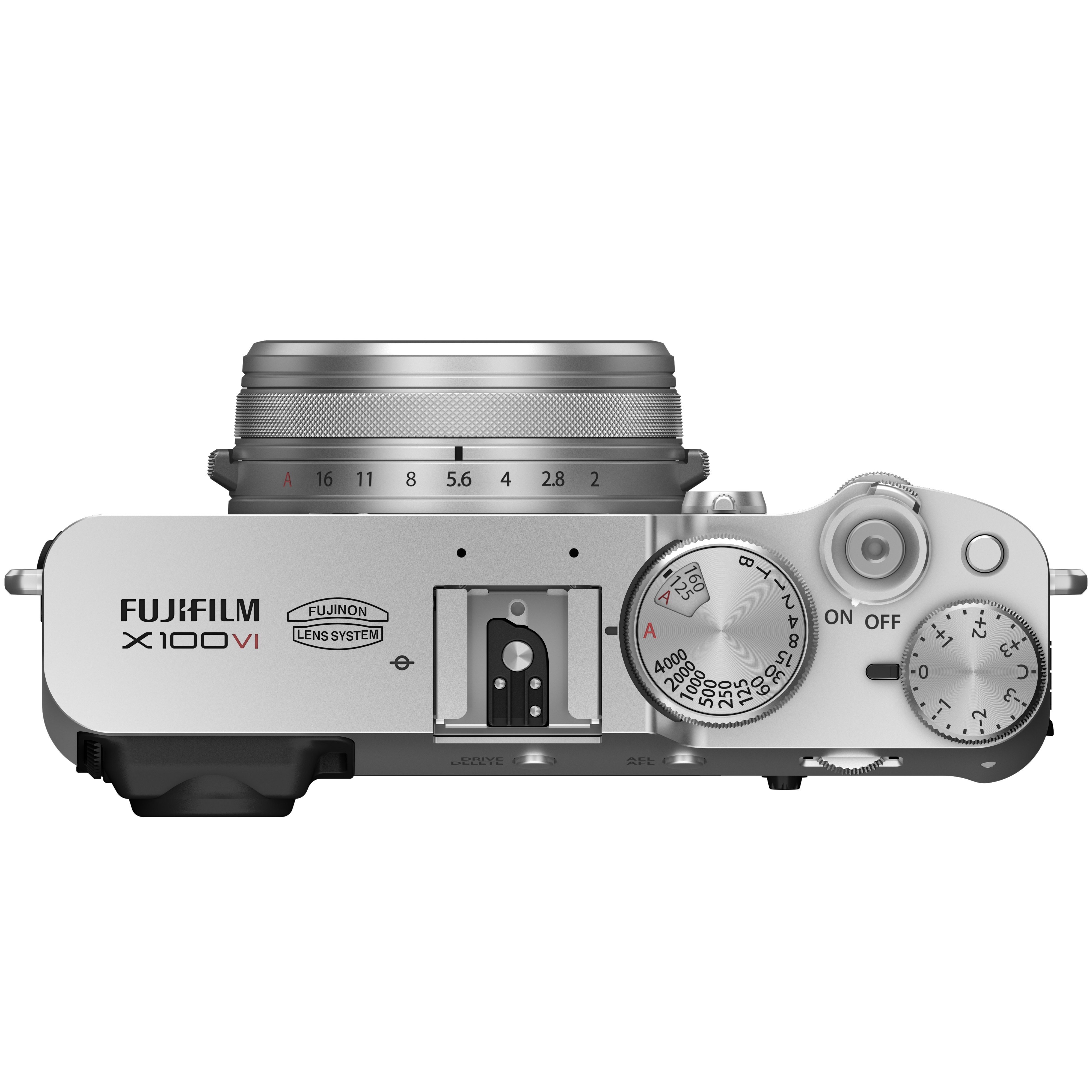 Silber-schwarze Fujifilm X100VI Digitalkamera aus der Vogelperspektive vor weißem Hintergrund, mit Fokus auf die Gehäuseoberseite samt Verschlusszeitenrad, Belichtungskorrekturrad, Ein-Ausschalter, Blitzschuh und dem gravierten Fujifilm X100VI Logo.