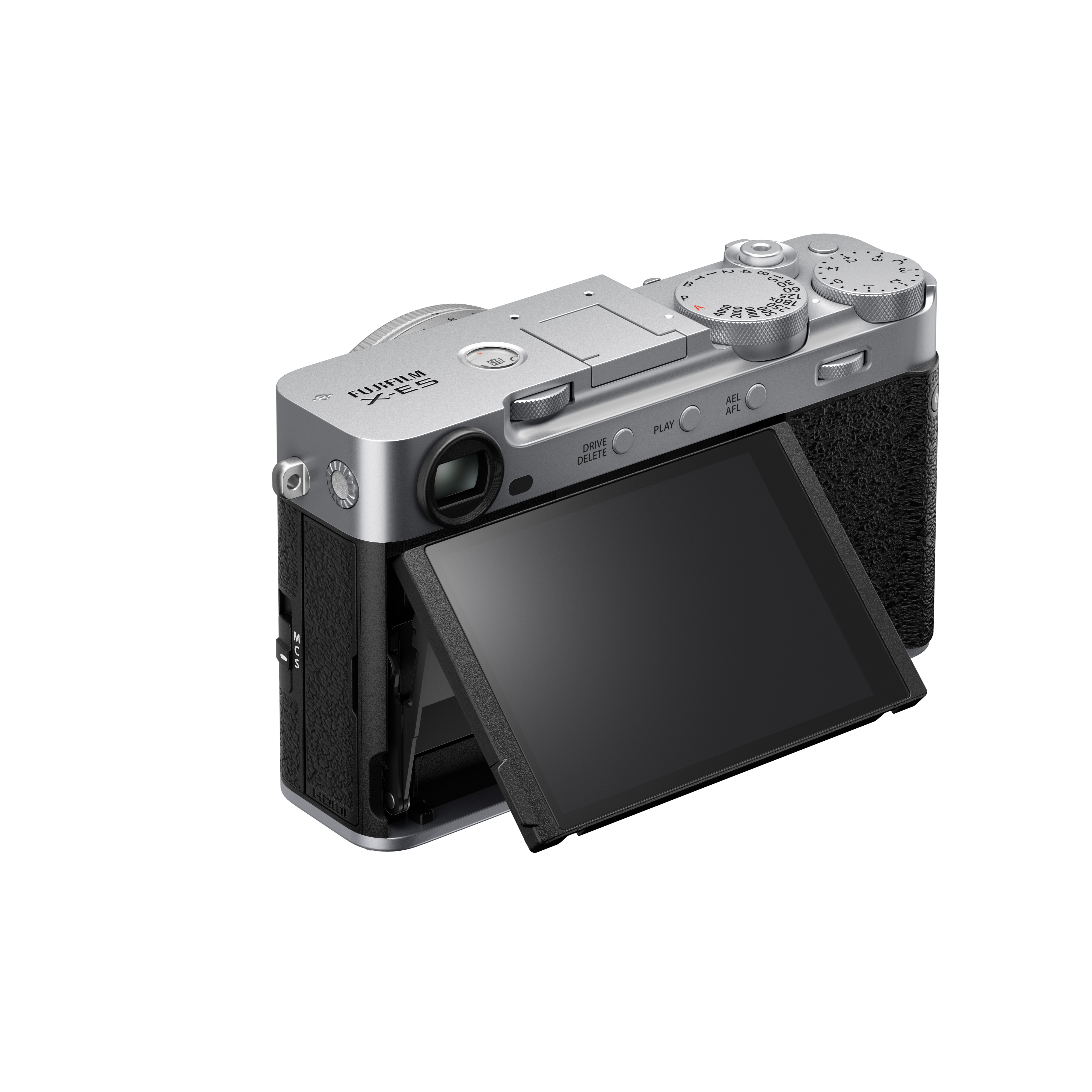 Schräge Rückansicht einer spiegellosen Fujifilm X-E5 Systemkamera in Silber und Schwarz vor weißem Hintergrund mit ausgeklapptem, nach unten geneigtem LCD-Touchscreen sowie Sicht auf die mechanischen Einstellräder der Gehäuseoberseite.