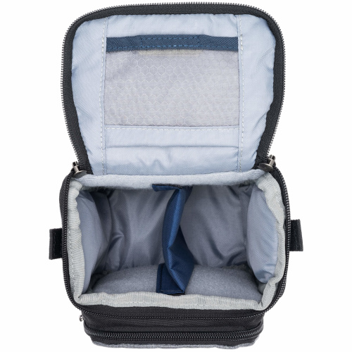 Geöffnete kompakte Think Tank Mirrorless Mover Kameratasche in der Draufsicht mit Blick in das gepolsterte, graue Hauptfach, ausgestattet mit einem blauen, verstellbaren Trennsteg und einem transparenten Zubehörfach mit Klettverschluss auf der Innenseite