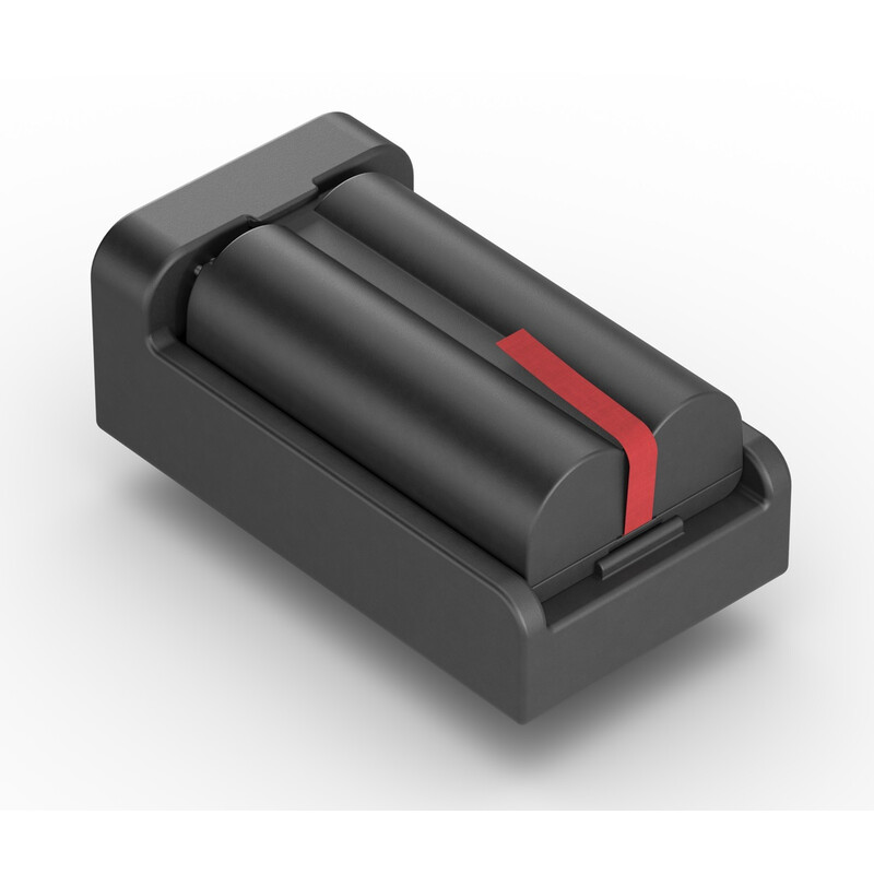 Eine schwarze ZEISS DTI 6 Ladeschale (Charging Cradle) aus Kunststoff, schräg von oben vor einem rein weißen Hintergrund fotografiert. In die Ladeschale ist ein passender, doppelzylinderförmiger ZEISS DTI 6 Wechselakku eingelegt. Auf der Oberseite des ein