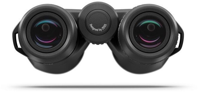 Ein schwarzes ZEISS Conquest HDX Fernglas in der direkten Ansicht von oben auf die beiden weit geöffneten Okulare, freigestellt auf weißem Hintergrund mit einem dezenten Schatten darunter. Die Linsenelemente reflektieren das Licht in violetten und grünlic