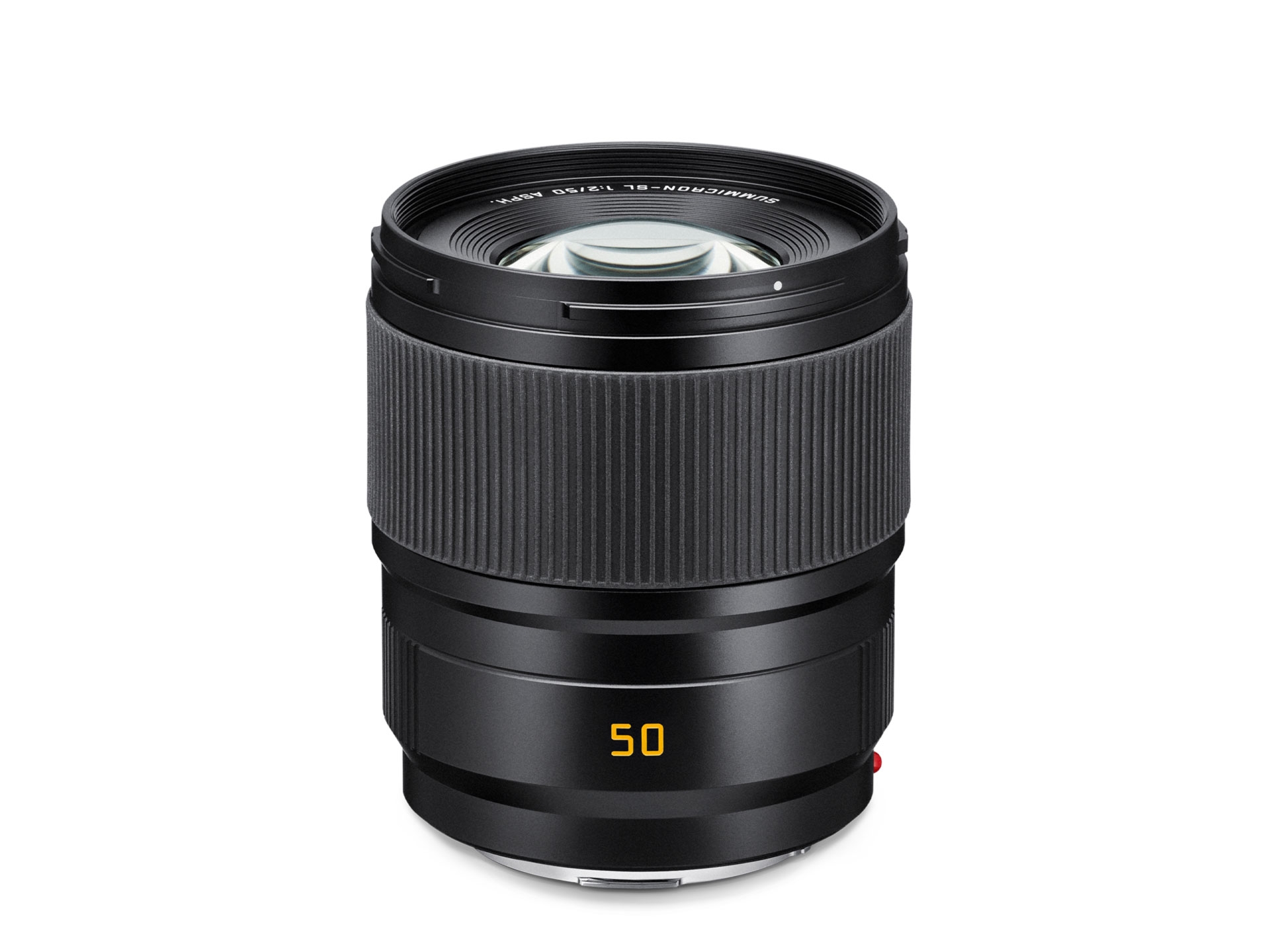 Schwarzes 50-mm-Festbrennweitenobjektiv mit breitem geriffeltem Fokussierring, sichtbarer Frontlinse und gelber „50“-Markierung vor weißem Hintergrund.