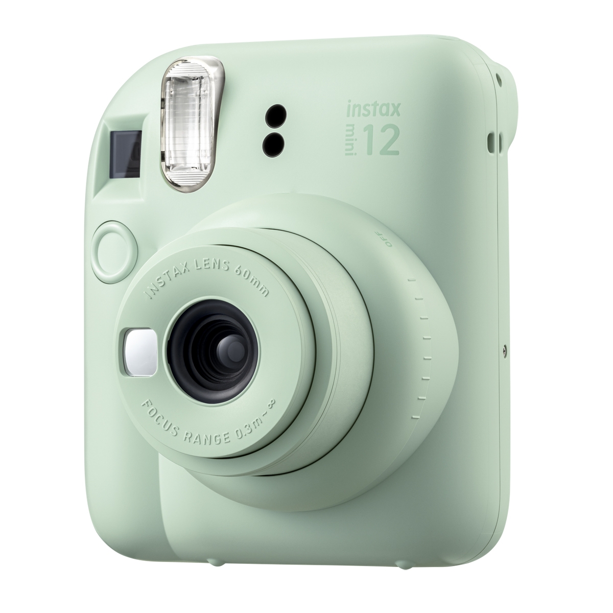 Eine schräge Dreiviertelansicht der pastellgrünen Fujifilm Instax Mini 12 Sofortbildkamera vor weißem Hintergrund mit direktem Blick auf das ausgedrehte Objektiv mit der Aufschrift „INSTAX LENS 60mm“, den integrierten vertikalen Blitz, den kleinen Selfie-