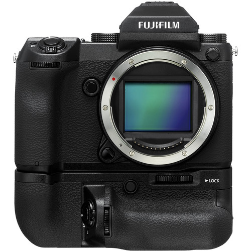 Frontalansicht einer schwarzen Fujifilm GFX Mittelformatkamera mit montiertem Hochformat-Batteriegriff, Gehäuse ohne Objektiv mit freigelegtem großem Bildsensor und silbernem G-Bajonettanschluss, freigestellt vor weißem Hintergrund.