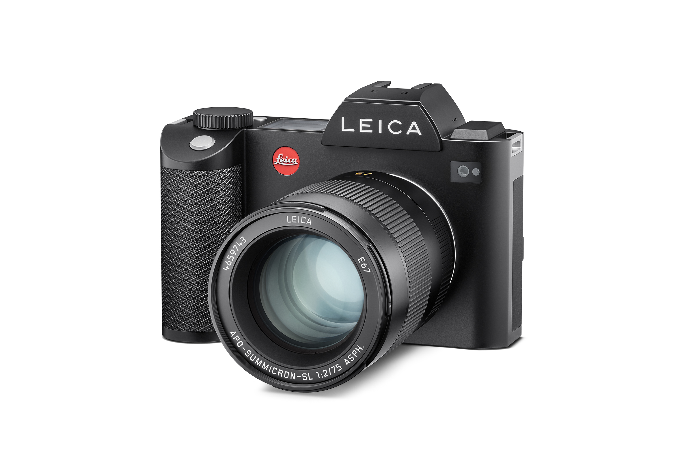 Schwarze Leica Systemkamera mit angesetztem Objektiv, sichtbarer Frontlinse, rotem Leica-Logo und strukturierter Griffoberfläche vor weißem Hintergrund.