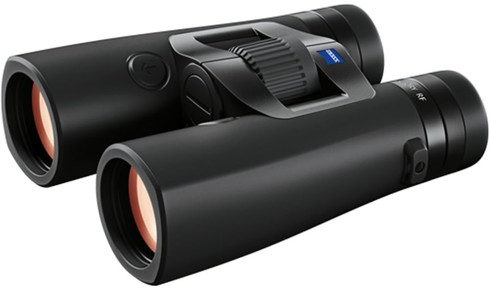 Das schwarze Premium-Fernglas ZEISS Victory RF mit integriertem Laser-Entfernungsmesser, schräg von vorne oben vor einem rein weißen Hintergrund fotografiert. Auf dem linken Gehäusetubus ist im hinteren Bereich eine runde Bediener-Taste integriert, währen