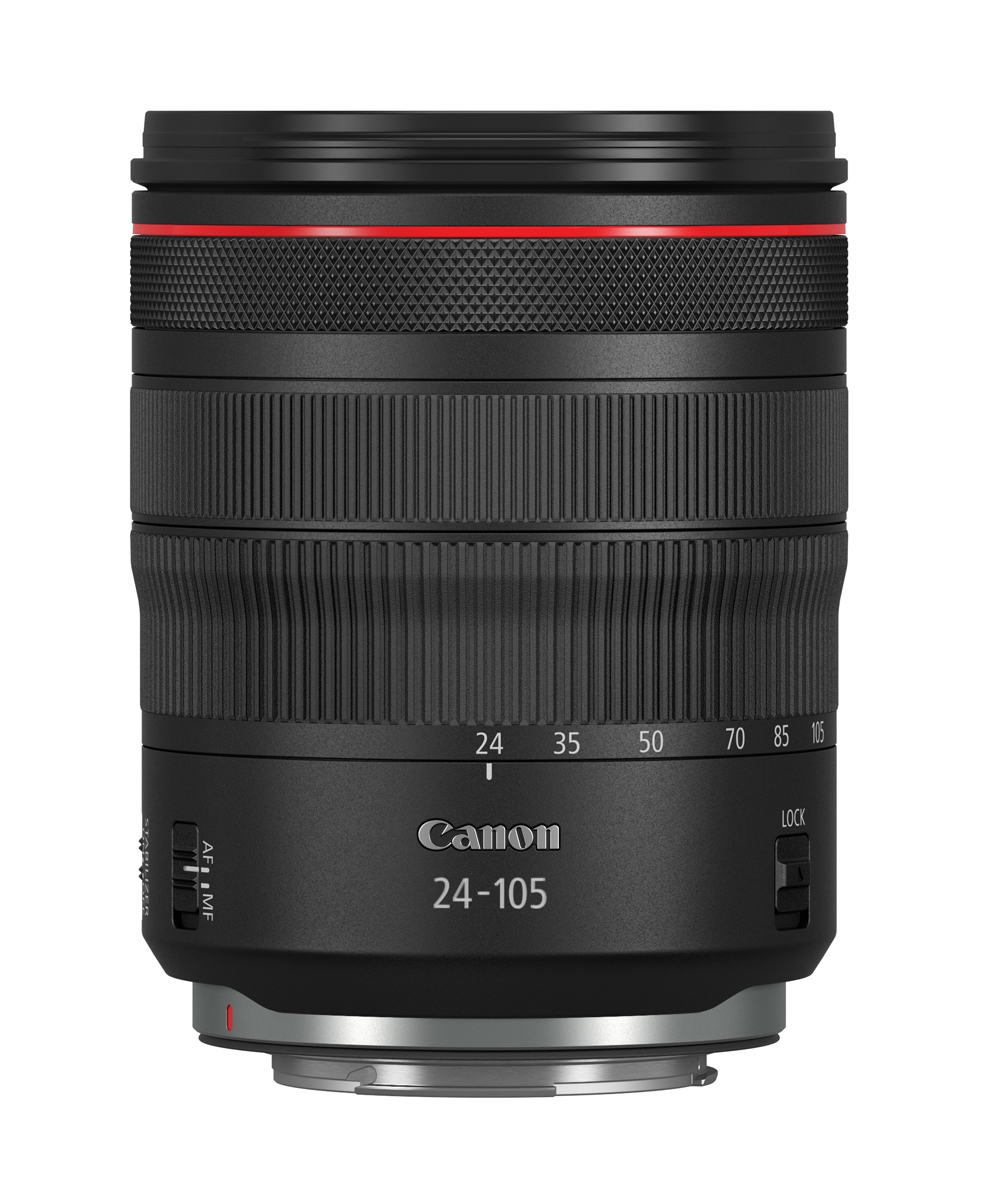 Ein schwarzes Canon RF 24-105mm f/4L IS USM Standard-Zoomobjektiv in der stehenden Vorderansicht vor weißem Hintergrund mit dem charakteristischen roten Ring der L-Serie, gut sichtbaren Brennweitenmarkierungen, Steuerungsringen sowie dem weißen „Canon 24-