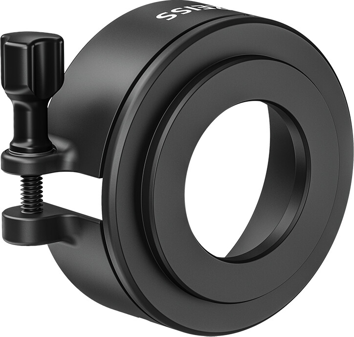 Ein runder, schwarzer Okular-Adapterring der Marke ZEISS für das Digiscoping. Der Ring hat eine große Öffnung in der Mitte und verfügt auf der linken Seite über eine integrierte Klemmschraube mit Rändelkopf zur sicheren Befestigung am Fernglas oder Spekti