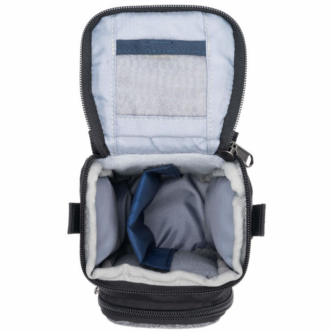 Geöffnete kompakte Think Tank Mirrorless Mover Kameratasche in der Draufsicht mit Blick in das gepolsterte, graue Hauptfach, ausgestattet mit einem blauen, verstellbaren Trennsteg und einem transparenten Zubehörfach mit Klettverschluss auf der Innenseite