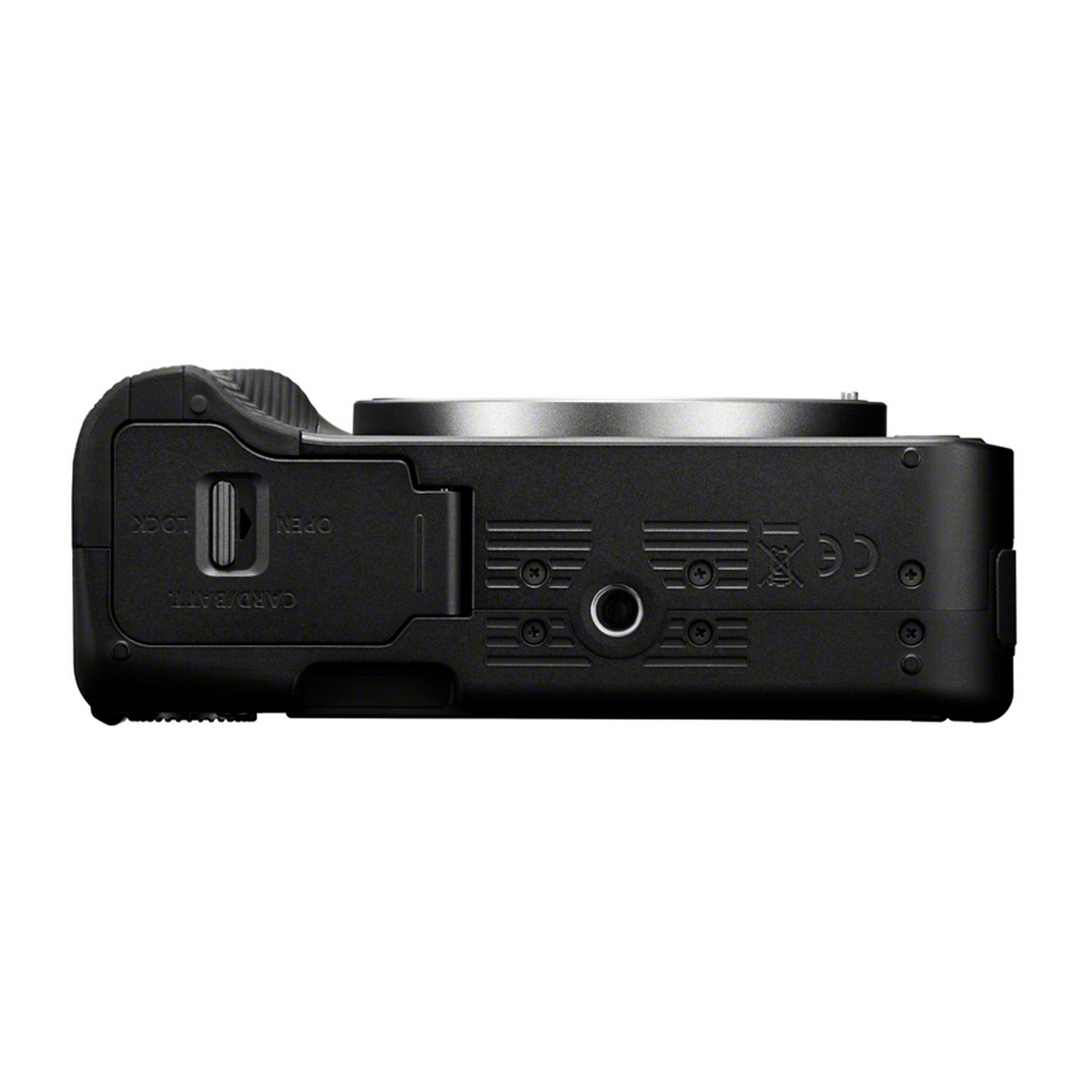 Unterseite der schwarzen Canon EOS R50 V Systemkamera mit Stativgewinde, Akkufach und Gehäusekennzeichnungen auf weißem Hintergrund.