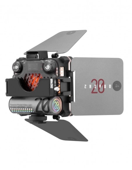 Die Rückansicht einer schwarzen Zhiyun Fiveray M20 Bi-Color LED-Videoleuchte mit montierten, geöffneten Abschirmklappen vor einem weißen Hintergrund. Das Gerät steckt in einer Halterung mit einem Blitzschuh-Befestigungsfuß an der Unterseite. Auf der trans