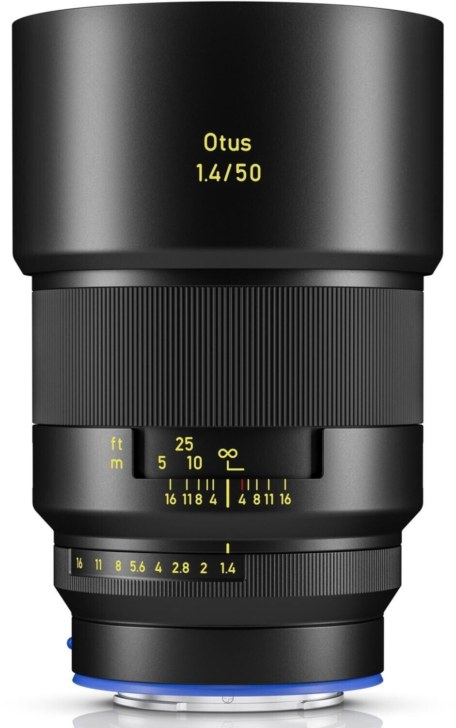 Die direkte Frontalansicht des hochwertigen, mattschwarzen ZEISS Otus 1.4/50 Premium-Objektivs (Apo Distagon 1.4/50 T*), das aufrecht auf einem weißen Hintergrund steht und sich an der Unterseite leicht spiegelt [image_HMPRS-.png]. Auf der aufgesetzten, l