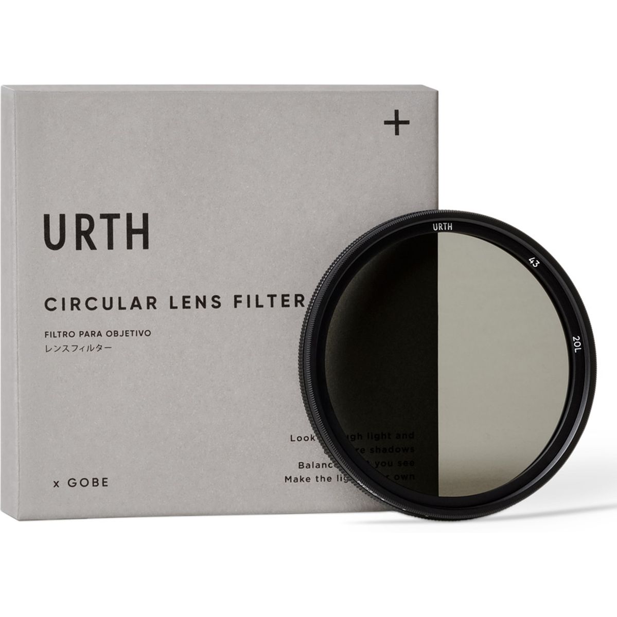 Runder Urth Circular Polarizing CPL Plus+ Objektivfilter mit schlankem, schwarzem Metallrahmen, aufrecht stehend neben seiner quadratischen, minimalistischen Produktverpackung aus grauer Recycling-Pappe mit der Aufschrift „URTH CIRCULAR LENS FILTER“, frei